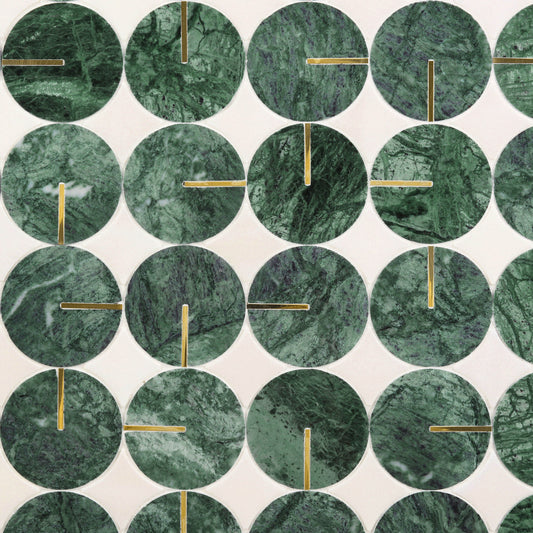 grön marmor mosaik i badrum med mässing