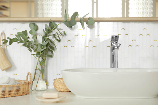 Handmonterad marmormosaik Bamboo i vitt installerad i badrum - ren elegant spa-känsla