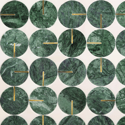 grön marmor mosaik i badrum med mässing