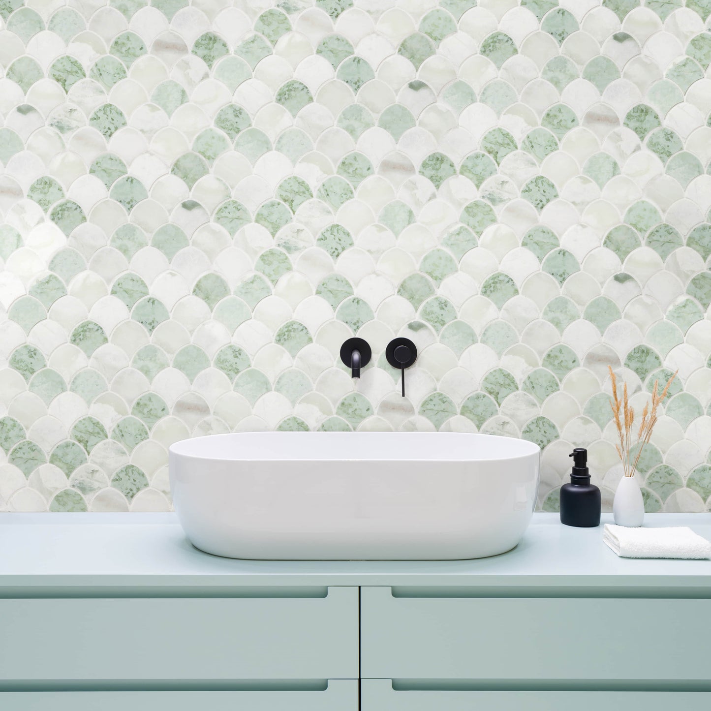 ljusgrön mosaik i badrum